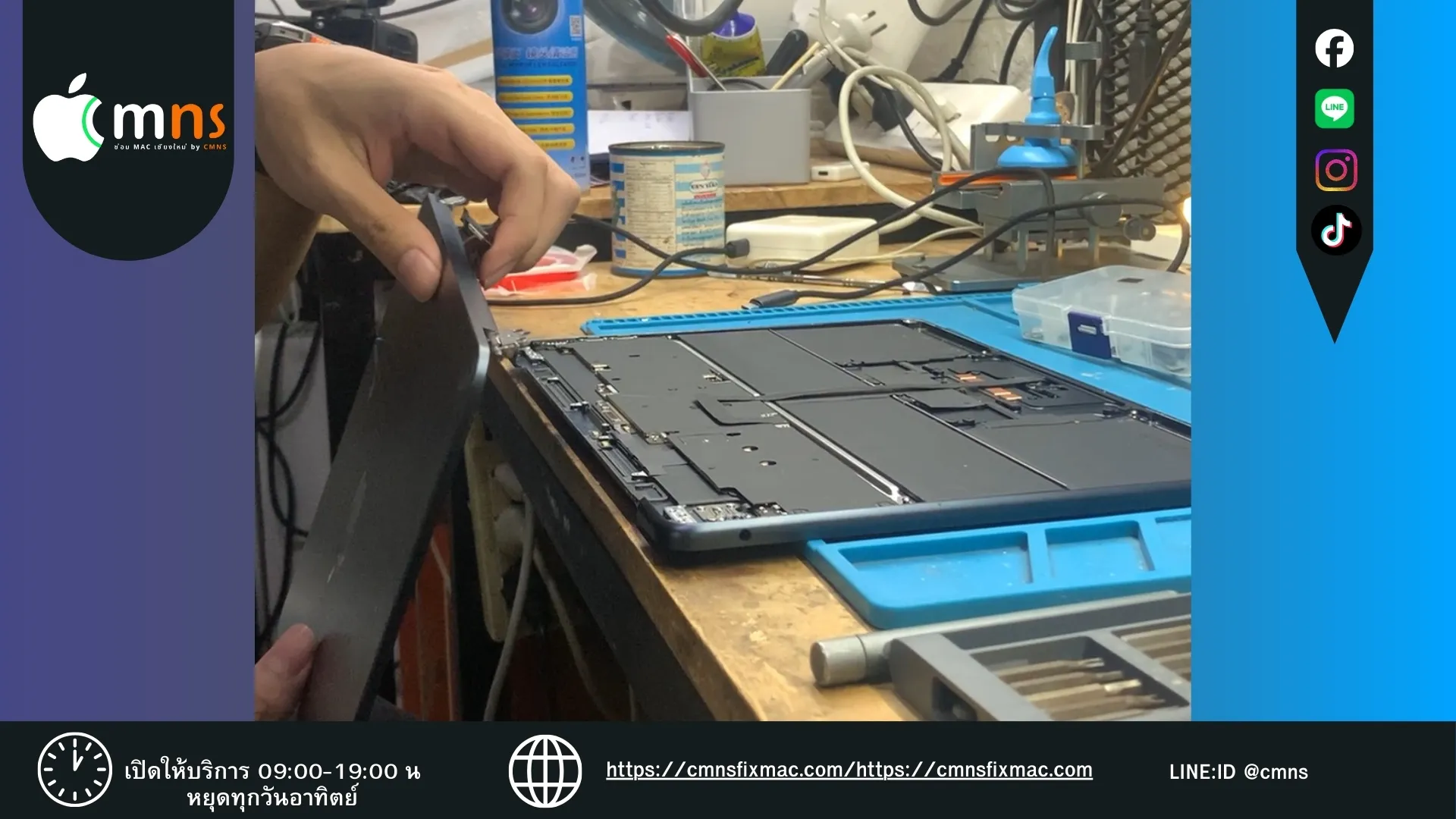 <div><strong>1: เปลี่ยน "ยกชุดฝาบน" (Full Assembly Replacement)</strong></div><div>คือการเปลี่ยนอะไหล่ชิ้นใหม่ทั้งบานพับ (ผู้ใช้จะได้ทั้งจอ, กระจก, ฝาหลัง และกล้องใหม่ครบชุด)\<br><strong>✅ ข้อดี:</strong></div><ul><li><strong>คุณภาพสมบูรณ์:</strong> ได้อะไหล่ครบชุดที่ประกอบมาสำเร็จรูป ลดความเสี่ยงเรื่องงานประกอบ</li><li><strong>สวยเหมือนใหม่:</strong> ได้ฝาหลังอะลูมิเนียมชิ้นใหม่ ไร้รอยขีดข่วนเดิม</li><li><strong>รวดเร็ว:</strong> ขั้นตอนการเปลี่ยนไม่ซับซ้อน ใช้เวลาไม่นาน</li></ul><div><strong>❌ ข้อเสีย:</strong></div><ul><li><strong>ราคาสูง:</strong> เป็นวิธีที่มีค่าใช้จ่ายสูงที่สุด เพราะต้องเปลี่ยนชิ้นส่วนทั้งหมด (รวมถึงฝาหลังและกล้อง) แม้ว่าส่วนนั้นจะไม่ได้เสียก็ตาม</li></ul><div><strong>ทางเลือกที่ 2: เปลี่ยน "เฉพาะจอใน" (Inner LCD Replacement)</strong></div><div>คือการซ่อมแซมโดยเปลี่ยนเฉพาะแผ่นจอแสดงผล (LCD/Panel) ด้านในที่เสียหาย โดยยังคงใช้ฝาหลังอะลูมิเนียมและกล้องเดิม</div><div><br></div>